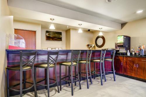 Hotel Castle Rock Inn & Suites - Quinter