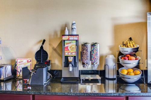 Hotel Castle Rock Inn & Suites - Quinter
