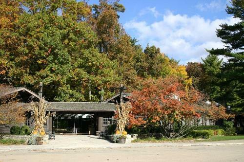 Hotel White Pines Resort