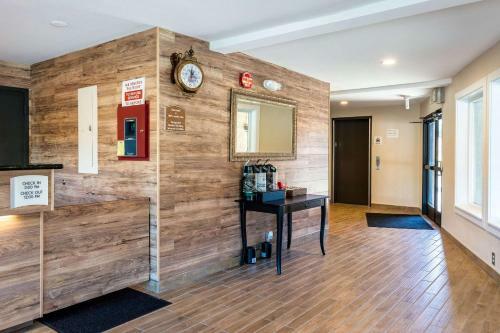 Hotel Aloha Inn & Suites