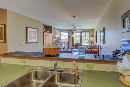 Eagle Springs East 402: Buffaloberry Suite