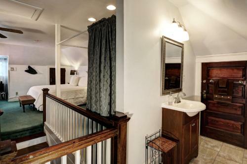 Olde Square Inn Bed And Breakfast