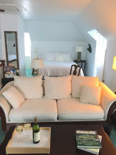 Olde Square Inn Bed And Breakfast