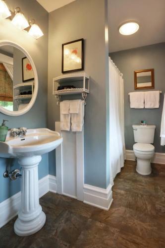 Olde Square Inn Bed And Breakfast