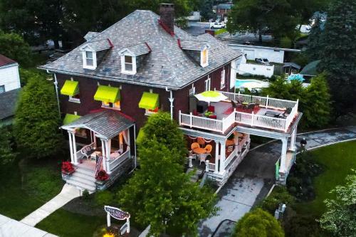 Olde Square Inn Bed And Breakfast