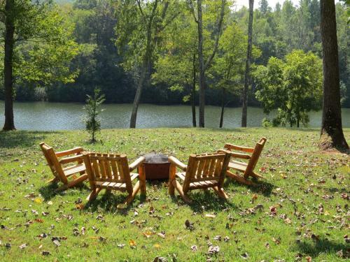 Lodge Southern Comfort Lakeside Cabin Resort