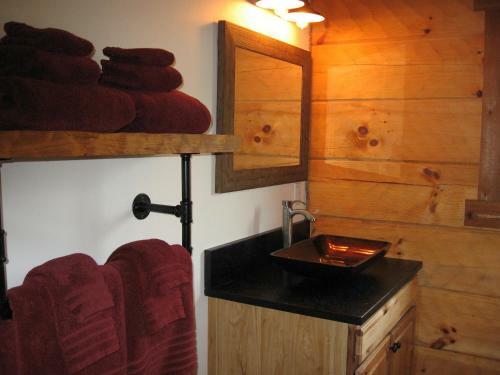 Lodge Southern Comfort Lakeside Cabin Resort