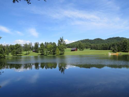 Lodge Southern Comfort Lakeside Cabin Resort
