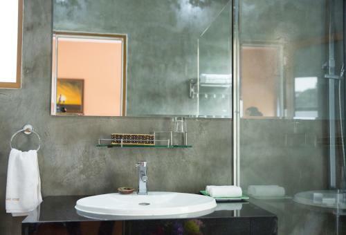 Hotel Phong Nha Lake House Resort