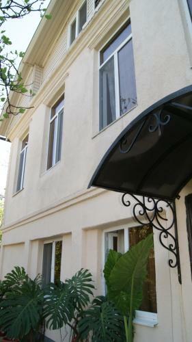 Hostal Atskha Guest House