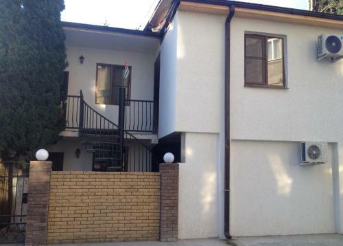 Hostal Ado Guest House