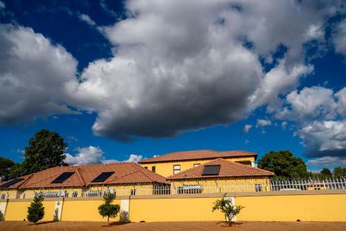 Hostal Hlulani Guest House