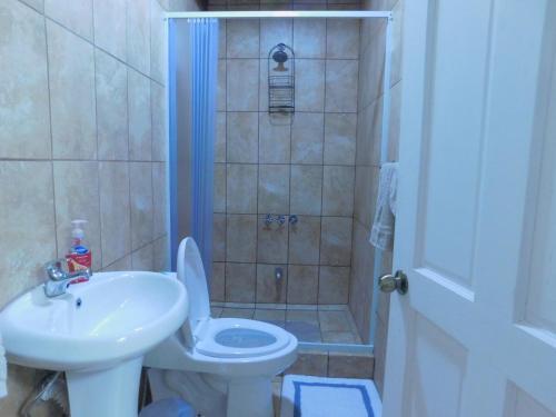 Hostal Modern Studio Loft Apt King Bed 10 Min Frm Airport