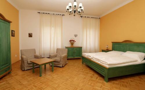 Hostal Z�mek Libou?