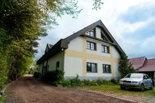Hostal Penzion U Kostela Ml�ka
