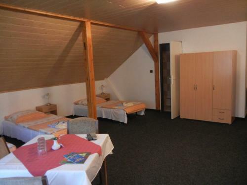 Hostal Guest House Pod Lesem Merkl�n