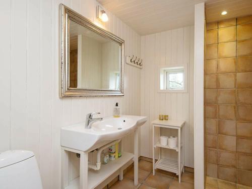 Three-bedroom Holiday Home In Bjert 6