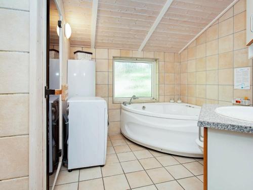 Five-bedroom Holiday Home In Juelsminde 1
