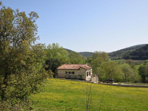 Cozy Holiday Home In Montclus With River Nearby