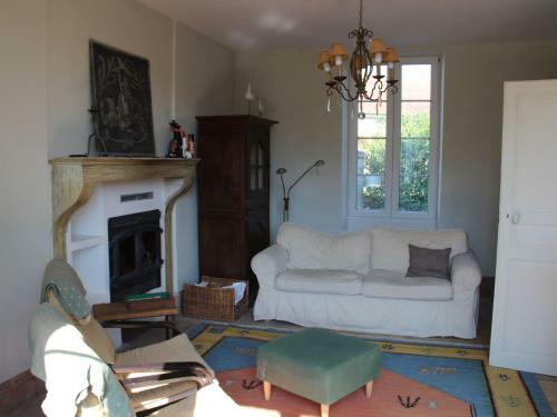 Spacious Country House On River In Channay