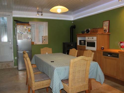 Spacious Country House On River In Channay