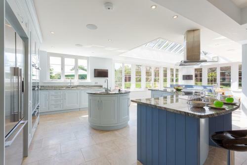 Bisham Villa Sleeps 14 Wifi