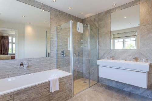 Bisham Villa Sleeps 14 Wifi