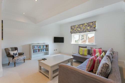 Bisham Villa Sleeps 14 Wifi
