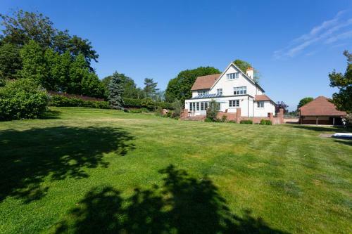 Bisham Villa Sleeps 14 Wifi