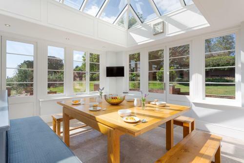 Bisham Villa Sleeps 14 Wifi