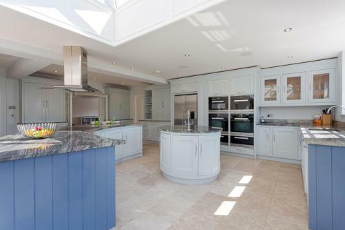 Bisham Villa Sleeps 14 Wifi
