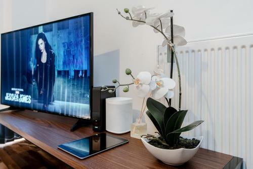 Tailored Stays - Flamsteed Duplex Apartment