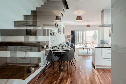 Tailored Stays - Flamsteed Duplex Apartment