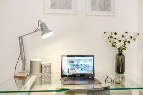 Tailored Stays - The Marque Grande Apartment