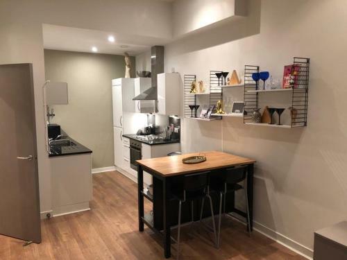 Stylish Merchantcity Apartment, Fantastic Location