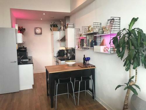 Stylish Merchantcity Apartment, Fantastic Location