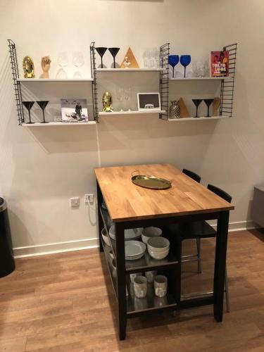Stylish Merchantcity Apartment, Fantastic Location