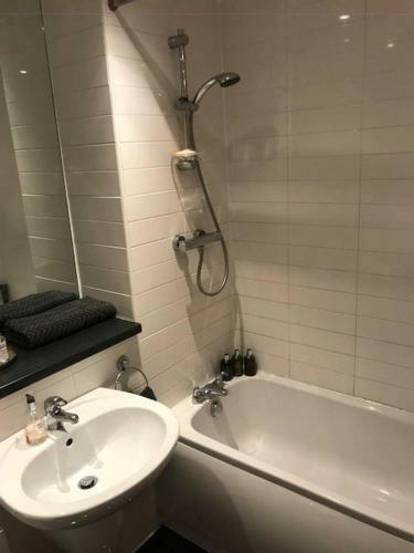 Stylish Merchantcity Apartment, Fantastic Location