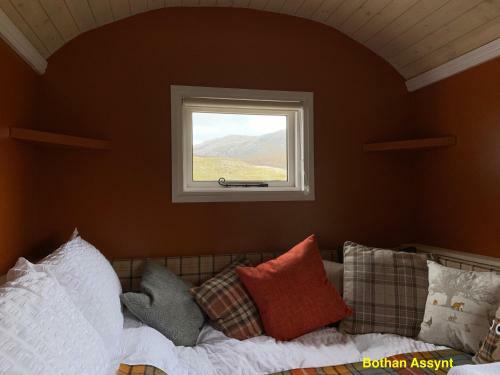 Inchnadamph Lodge Hostel/b&b