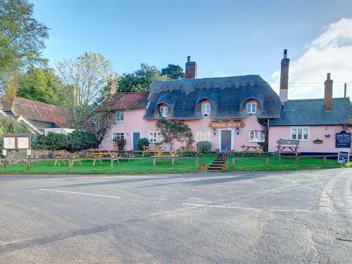 Lovely Holiday Home In Shottisham With Garden