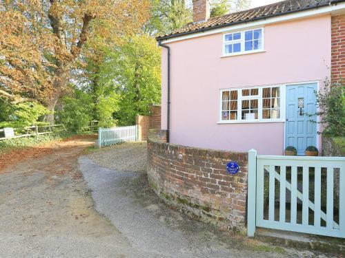 Lovely Holiday Home In Shottisham With Garden