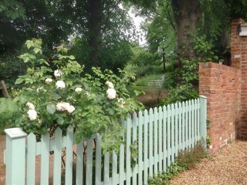 Lovely Holiday Home In Shottisham With Garden