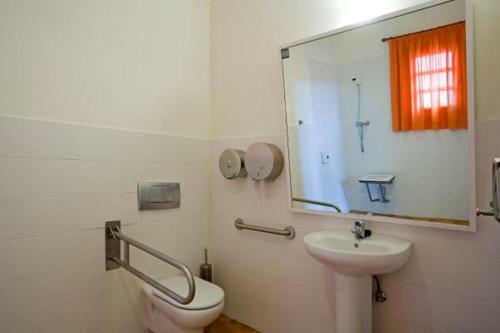 Hostal Albergue Sendaviva