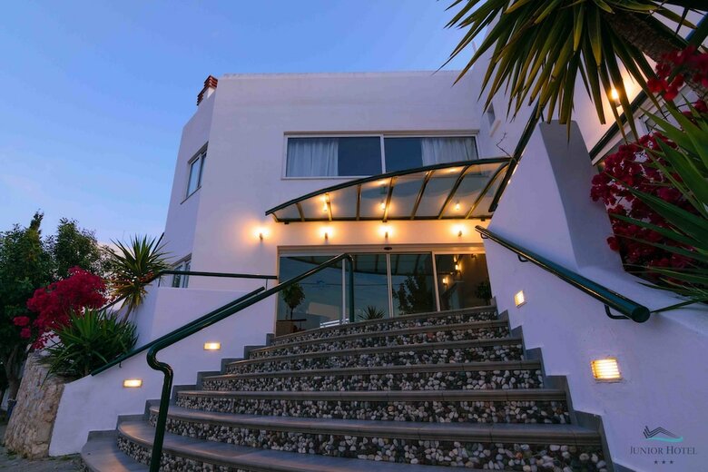 Junior Hotel