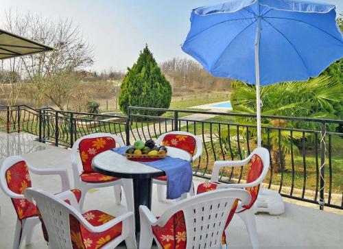 Holiday Home Dora (Roj471)