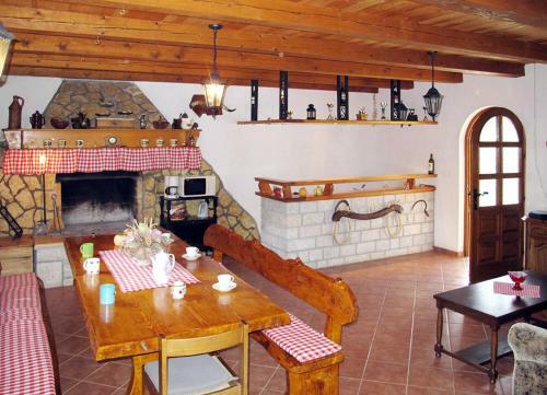 Holiday Home Cekic (Roj506)