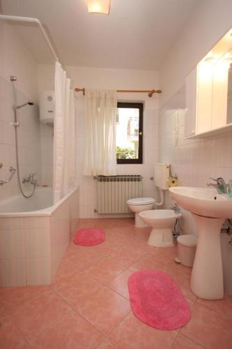 Apartments With A Parking Space Novigrad - 7020