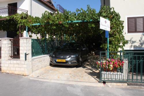Apartments With A Parking Space Novigrad - 7020