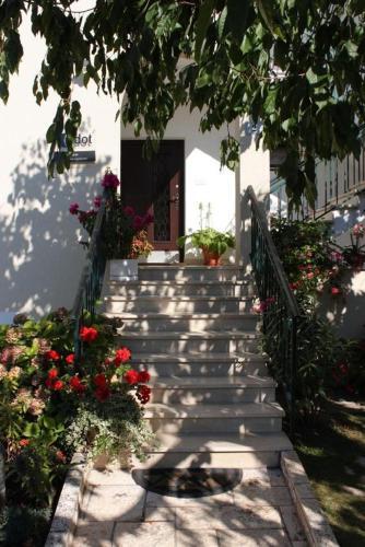 Apartments With A Parking Space Novigrad - 7020