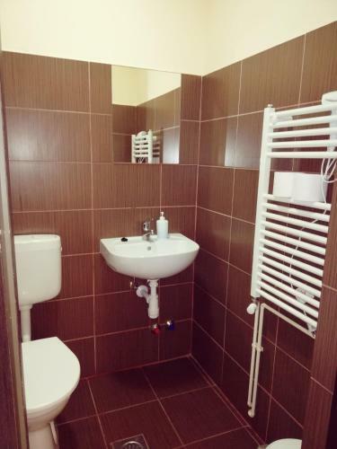 Hostal Airport K�roly Centr�l 75